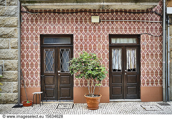 Portugal  Porto  Afurada  Frontansicht einer einzigartigen  verzierten Hausfassade