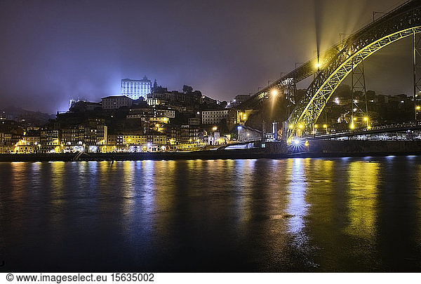 Portugal  Porto  Douro  die beleuchtete Stadt und die Dom Luis I-BrÃ?cke Ã?ber Wasser gesehenÂ