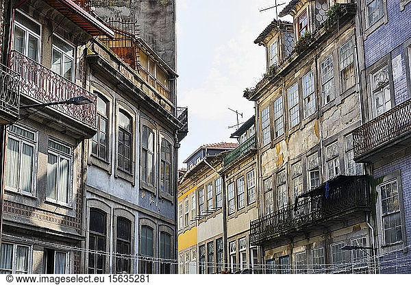 Portugal  Porto  Fenster und Balkone von alten Wohngebäuden
