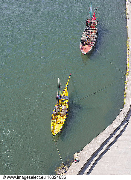 Portugal  Porto  Fluss Douro  Rabelo-Boote  Transport von Weinfässern