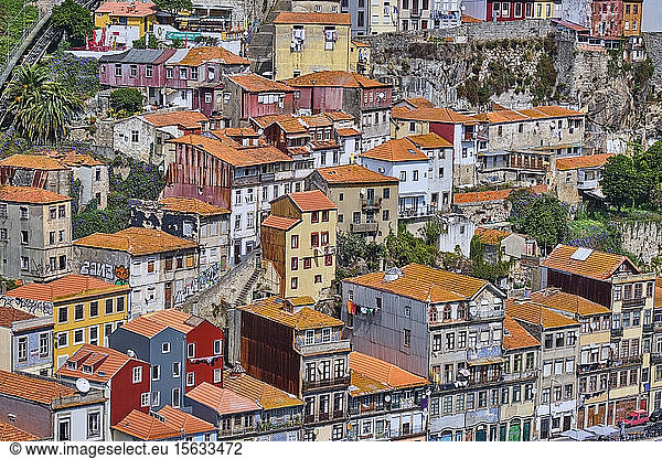Portugal  Porto  Stadthäuser im Wohnviertel von oben gesehen