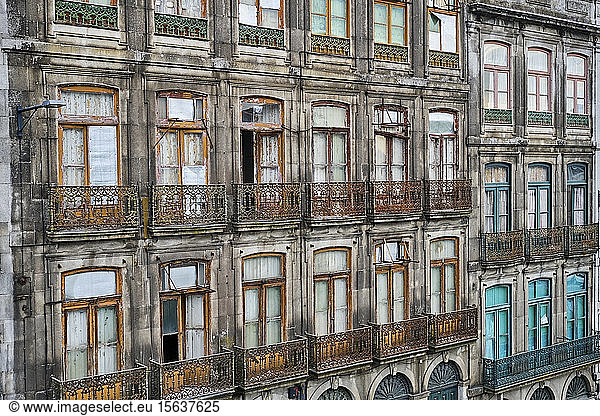 Portugal  Porto  Vernachlässigte Fassade eines Stadthauses im Wohnviertel