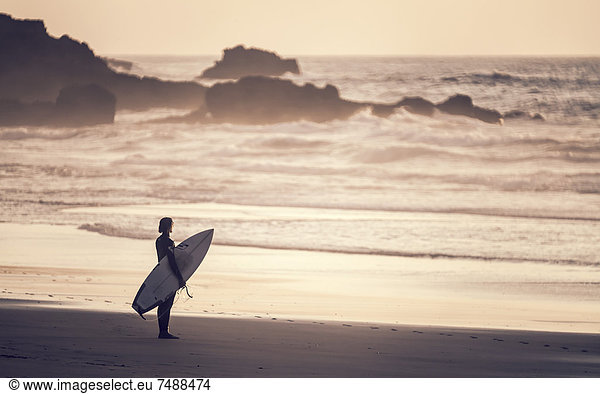 Portugal  Surfer bei Praia do Castelejo