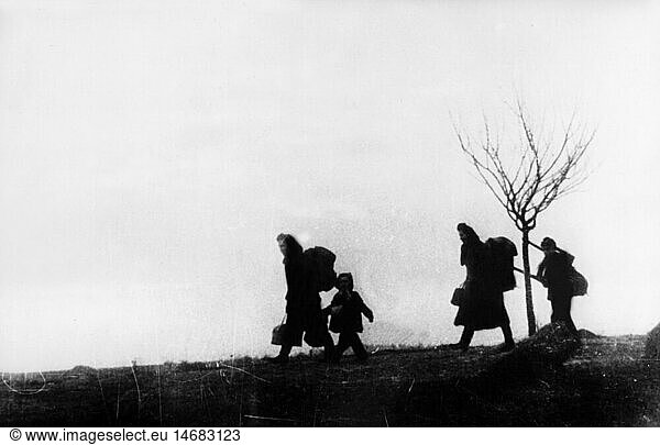 post war period  refugees  Germany  women and children on the way  1945