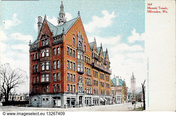 Postcard depicting the Masonic Temple Milwaukee  Wisconsin 1920