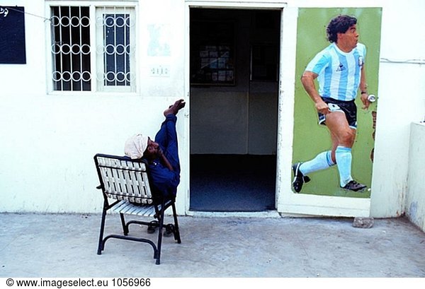 Poster von Maradona auf der Eingangstür des Shiddi Soccer Club. Lyari Bezirk  Karatschi. Provinz Sindh  Pakistan