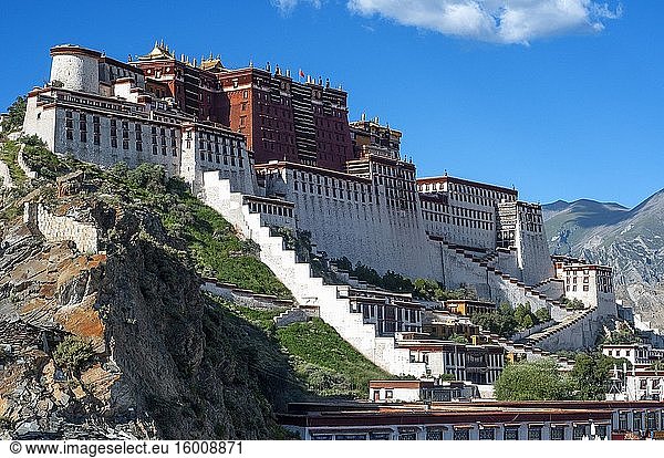 Potala-Palast  ehemalige Residenz des Dalai Lama in Lhasa in Tibet. Der Potala-Palast ist eine Dzong-Festung in der Stadt Lhasa  in Tibet. Er war von 1649 bis 1959 der Winterpalast der Dalai Lamas  ist seither ein Museum und gehört seit 1994 zum Weltkulturerbe.