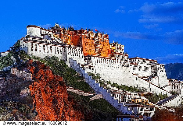 Potala-Palast  ehemalige Residenz des Dalai Lama in Lhasa in Tibet. Der Potala-Palast ist eine Dzong-Festung in der Stadt Lhasa  in Tibet. Er war von 1649 bis 1959 der Winterpalast der Dalai Lamas  ist seither ein Museum und gehört seit 1994 zum Weltkulturerbe.
