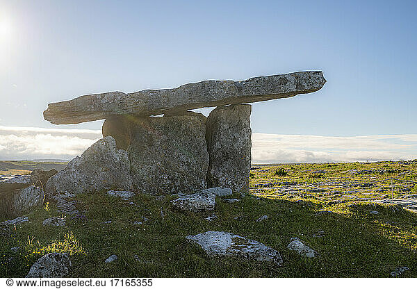 Poulnabrone Dolmen auf dem Land vor blauem Himmel an einem sonnigen Tag  Clare  Irland