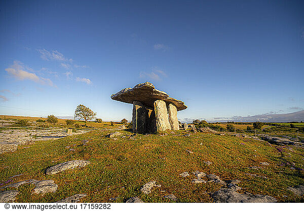 Poulnabrone dolmen auf Landschaft gegen klaren blauen Himmel während sonnigen Tag in Clare  Irland