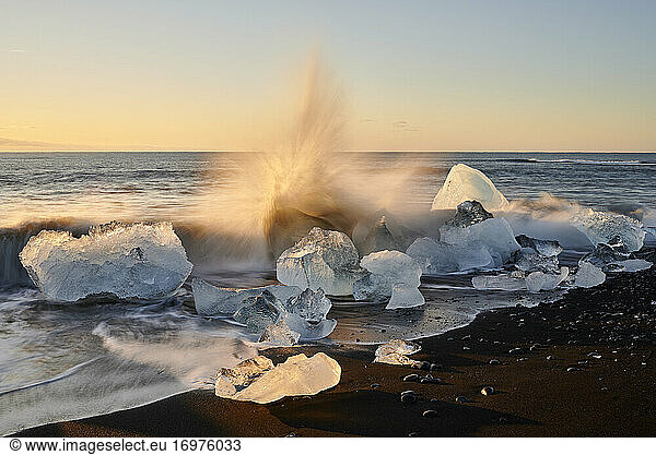 Powerful wave at ice chunks