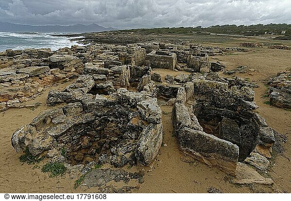 Prähistorische Nekropole (Graeber) talayotischer Kultur  Küste bei der Finca Son Real  Can Picafort  Mallorca  Balearen  Spanien  Europa