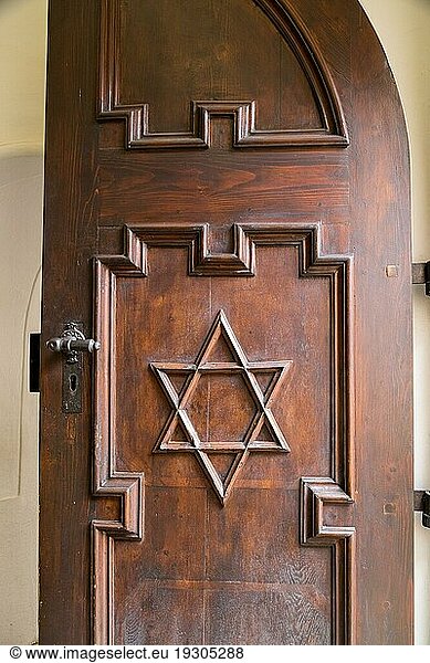 Prag  Tschechische Republik  17. März 2017: Der Davidstern an einer Holztür in einer Synagoge  Europa