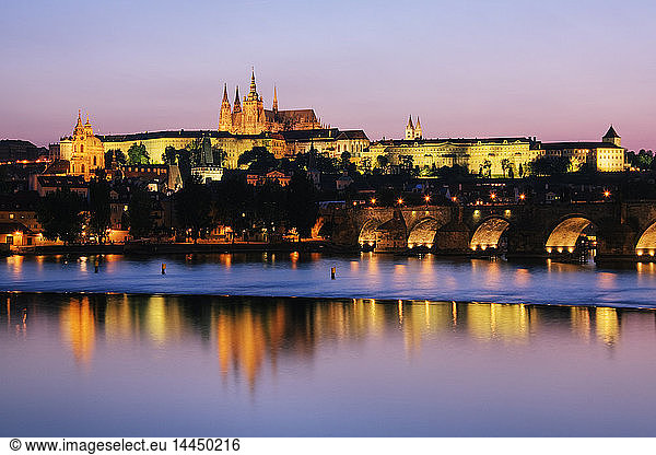 Prager Burg am Flussufer