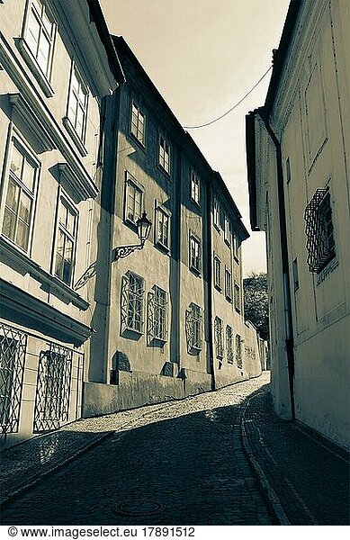 Prager Straße. Schwarz-weißes Split-Tone-Bild