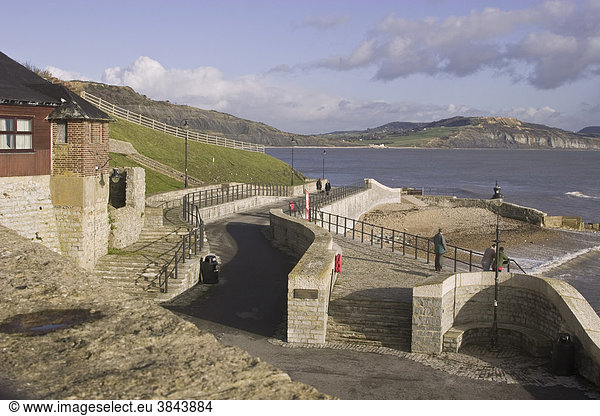 Preisgekröntes Sturmwasser- und Abwassersystem  mit schützender Strandmauer  Lyme Regis  Dorset  England  Großbritannien  Europa