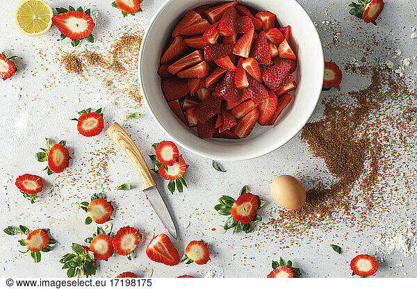 Preparation of strawberries for strawberry sweet pie
