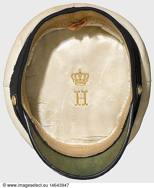PREUSSEN HERRSCHERHAUS HOHENZOLLERN  Generaladmiral Prinz Heinrich von PreuÃŸen (1862 - 1929)  Uniformjackett und MÃ¼tze Marineblaues Jackett aus WollkÃ¶per  auf den Ã„rmeln jeweils goldgestickte Kaiserkrone und Goldtressen eines GroÃŸadmirals. Zweireihig mit vergoldeten MarineknÃ¶pfen geschlossen. Schneideretikett von Hettlage und Lampe  Kiel/OsnabrÃ¼ck. Dazu die legendÃ¤re Prinz-Heinrich-MÃ¼tze mit weiÃŸem TrikotÃ¼berzug  kleiner Lederschirm  goldgesticktem MÃ¼tzenkranz  die Kaiserkrone aus Metall. Sehr schmaler Ledersturmriemen. Im weiÃŸen Seidenfutter in gelber Seidenstickerei die gekrÃ¶nte Chiffre 'H'. MÃ¼tzenbezug vergilbt  dazu ein weiterer ungetragener. Des Weiteren ein Widmungsfoto des Prinzen Heinrich an den Marine-Oberkriegsgerichtsrat Dr. Klinkhammer  signiert als Generaladmiral  o.d.O. (Oberbefehlshaber der OstseeverbÃ¤nde). Auf diesem Foto trÃ¤gt Prinz Heinrich diese Uniform. Foto 16 x 20 cm  Holzrahmen mit eingelegter  gekrÃ¶nter Chiffre Heinrichs. Prinz Heinrich war der jÃ¼ngere Bruder Kaiser Wilhelms und befehligte wÃ¤hrend des 1.Weltkrieges die OstseeverbÃ¤nde. PREUSSEN HERRSCHERHAUS HOHENZOLLERN, Generaladmiral Prinz Heinrich von PreuÃŸen (1862 - 1929), Uniformjackett und MÃ¼tze Marineblaues Jackett aus WollkÃ¶per, auf den Ã„rmeln jeweils goldgestickte Kaiserkrone und Goldtressen eines GroÃŸadmirals. Zweireihig mit vergoldeten MarineknÃ¶pfen geschlossen. Schneideretikett von Hettlage und Lampe, Kiel/OsnabrÃ¼ck. Dazu die legendÃ¤re Prinz-Heinrich-MÃ¼tze mit weiÃŸem TrikotÃ¼berzug, kleiner Lederschirm, goldgesticktem MÃ¼tzenkranz, die Kaiserkrone aus Metall. Sehr schmaler Ledersturmriemen. Im weiÃŸen Seidenfutter in gelber Seidenstickerei die gekrÃ¶nte Chiffre 'H'. MÃ¼tzenbezug vergilbt, dazu ein weiterer ungetragener. Des Weiteren ein Widmungsfoto des Prinzen Heinrich an den Marine-Oberkriegsgerichtsrat Dr. Klinkhammer, signiert als Generaladmiral, o.d.O. (Oberbefehlshaber der OstseeverbÃ¤nde). Auf diesem Foto trÃ¤gt Prinz Heinrich diese Uniform. Foto 16 x 20 cm, Holzrahmen mit eingelegter, gekrÃ¶nter Chiffre Heinrichs. Prinz Heinrich war der jÃ¼ngere Bruder Kaiser Wilhelms und befehligte wÃ¤hrend des 1.Weltkrieges die OstseeverbÃ¤nde.,