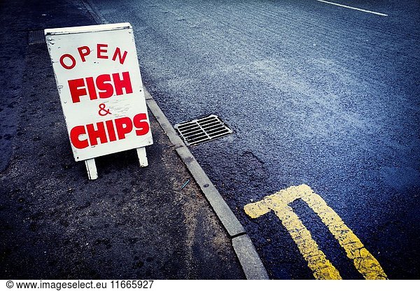 Primer plano de un cartel sobre la acera con el texto 'Open FISH & CHIPS'. Keighley  Bradford  West Yorkshire  UK.