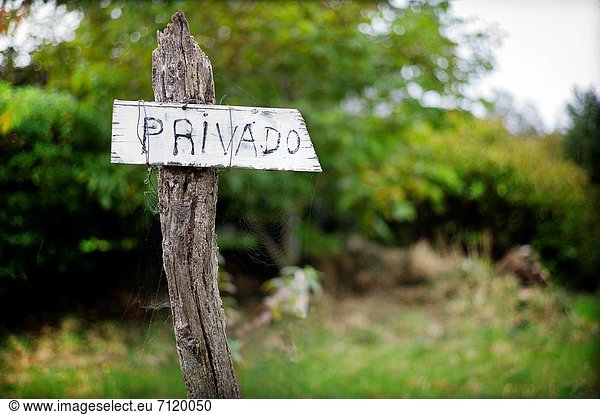 Privado  cartel escrito a mano en un bosque  propiedad privada   Private  handwritten sign in a forest  private property