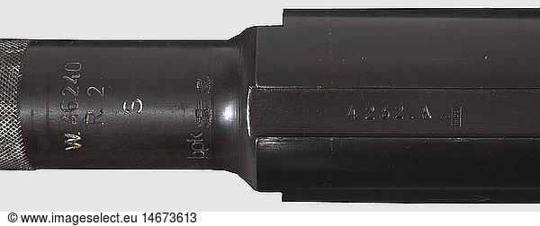 PRIVATMUSEUM ZWEITER WELTKRIEG  2-cm-Flak-38  DEKO  Entrostet und sandfarben gestrichen  teils noch brÃ¼niert. Nicht nummerngleich. Auf dem Rohr bezeichnet '2 cm Flak 38 - Waffe Nr. 25619'  codiert 'hhg 1944' fÃ¼r Rheinmetall-Borsig  Tegel. Komplett mit Schwebekreisvisier 38. LÃ¤nge ca. 280 cm. Auf Bettung  ohne SonderanhÃ¤nger 51. Nicht auf VollstÃ¤ndigkeit Ã¼berprÃ¼ft. Dazu umfangreiches ZubehÃ¶r: Zwei Reserverohre in Kiste  SchlÃ¼ssel zum Rohrwechsel  zwei Magazine lose  zwei Magazine im zugehÃ¶rigen sandfarbenen BlechbehÃ¤lter  BehÃ¤ltnis mit fÃ¼nf verschiedenen Kreiskornen  eine hÃ¶lzerne  mit Zinkblech ausgeschlagene Munitionskiste  etikettiert '100 x 2 cm Sprenggranat-Patrone L'spur gelb'  gefÃ¼llt am 22.3.44  eine Holzkiste schabloniert '2 CM FL. 38' mit umfangreichen Ersatzteilen aller Art  eine groÃŸe leere  hÃ¶lzerne Werkzeugkiste  schabloniert '2 cm Flak 38'  ein leerer  sandfarbener BlechbehÃ¤lter ohne Inhalt  schabloniert '2 CM FL. 38'. Holzkisten in unterschiedlichem Erhaltungszustand  BlechbehÃ¤lter nachlackiert. Die 2-cm-Flak-38 wurde 1938 von den Mauserwerken in Oberndorf entwickelt und bis Kriegsende  meistens in Lizenzfertigung  produziert. Kaliber 2 cm  Feuergeschwindigkeit ca. 200 Schuss/Min  Schussweite 4.800 m  SchusshÃ¶he 3.800 m  seitenschwenkbar um 360Â°  hÃ¶henverstellbar -20Â° bis +90Â°. Die Flak ist deaktiviert entsprechend den deutschen Richtlinien. AuslÃ¤ndische Kunden mÃ¶chten bitte vor dem Import ihre nationalen Bestimmungen erfragen und beachten