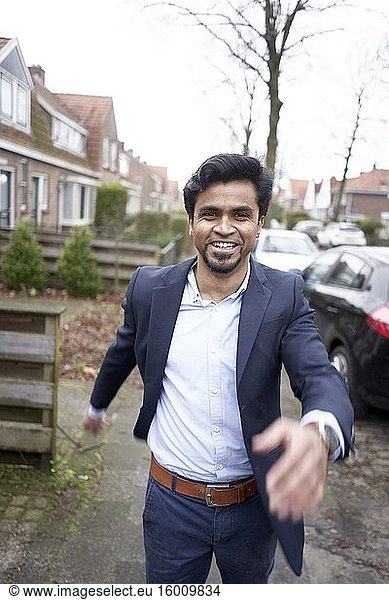 Proaktiver indischer Geschäftsmann in Leeuwarden  Friesland  Niederlande  Europa.