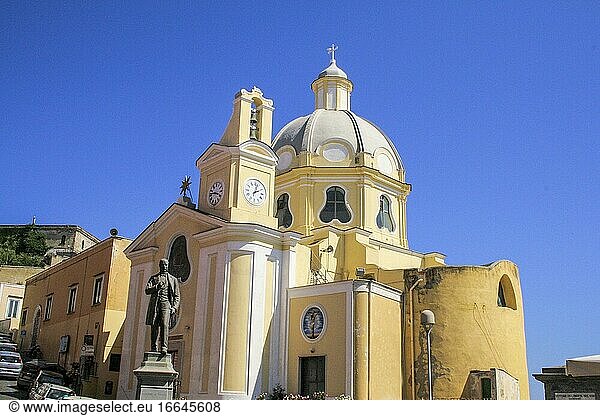 Procida  Provinz Neapel  Kampanien  Italien. Insel Procida. Die Kirche der Madonna delle Grazie Incoronata  die die Corricella überblickt  wurde 1679 im Barockstil mit dem Grundriss eines griechischen Kreuzes erbaut. Marienheiligtum seit dem Sommer 1924.