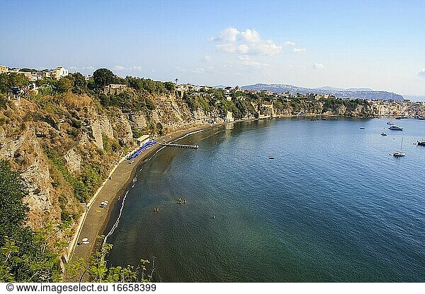 Procida  Provinz Neapel  Kampanien  Italien. Insel Procida  Panoramablick auf die Küste. Strand von Chiaia.