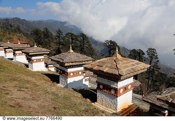 Produktion Fernverkehrsstraße Monument Richtung Stupa Punakha Thimphu