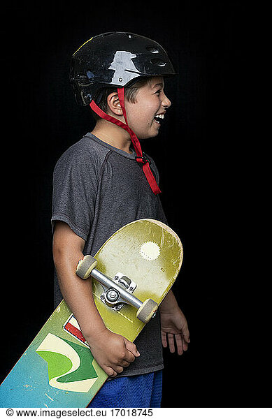 Profil eines Jungen mit Skateboard