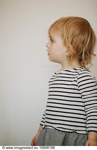 Profil eines Kleinkindes vor weißem Hintergrund