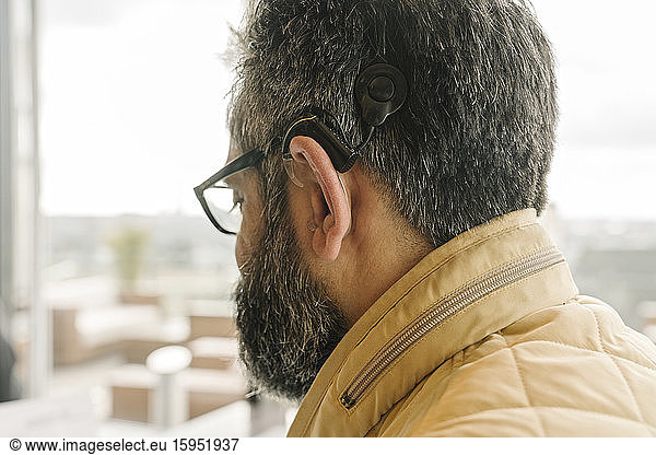 Profil eines Mannes mit Cochlea-Implantat