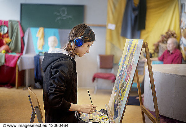 Profilansicht der Malerei von Künstlerinnen im Kunstunterricht