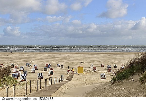 Promenade über die Dünen zum Strand Juist Ostfriesische Insel Ostfriesland Niedersachsen Deutschland Europa
