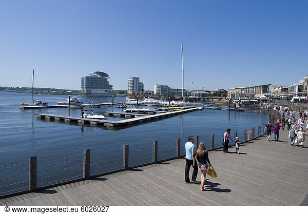 Promenade entlang Mermaid Quay  Cardiff Bay  Cardiff  Wales  Vereinigtes Königreich  Europa