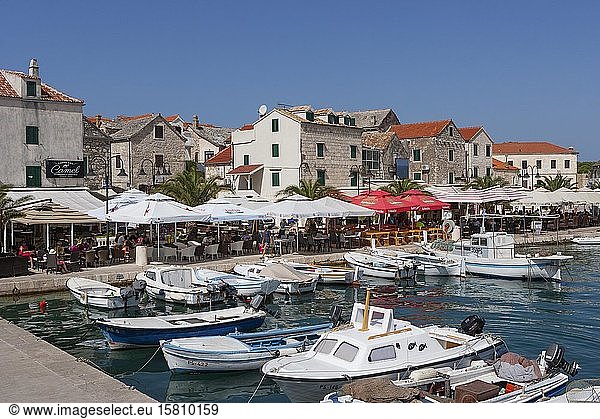 Promenade mit Fischerbooten im Hafen  Primosten  Kroatische Adriaküste  Mitteldalmatien  Dalmatien  Kroatien  Europa