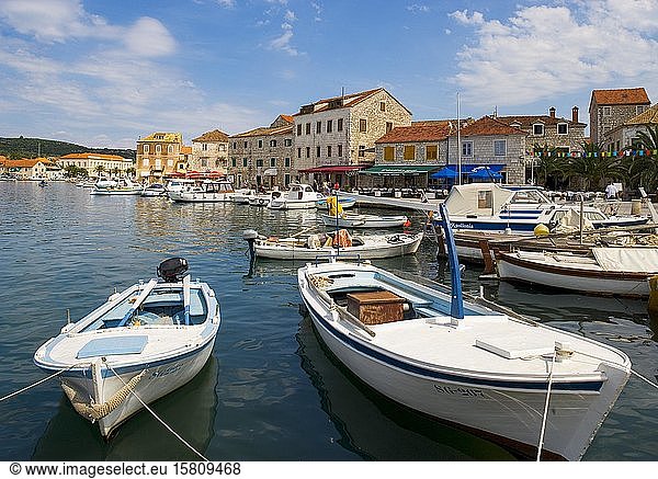 Promenade mit Fischerbooten im Hafen  Stari Grad  Insel Hvar  Dalmatien  Kroatische Adriaküste  Kroatien  Europa