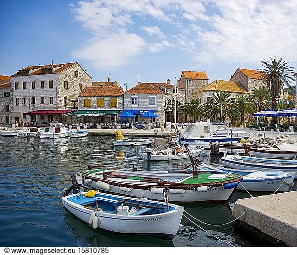 Promenade mit Fischerbooten im Hafen  Stari Grad  Insel Hvar  Dalmatien  Kroatische Adriaküste  Kroatien  Europa