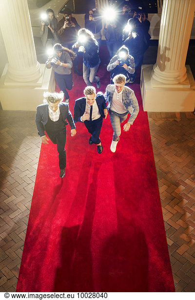 Prominente von Paparazzi-Fotografen beim Red Carpet Event