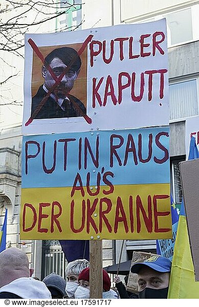Protestplakat gegen die russische Invasion der Ukraine  Ukraine-Krieg  Putin-Hitler-Vergleich  Friedensdemonstration auf dem Schadowplatz  Düsseldorf  Nordrhein-Westfalen  Deutschland  Europa