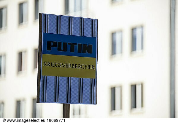 Protestplakat mit der Aufschrift Putin  Kriegsverbrecher  Demonstration gegen Ukraine-Krieg  Magdeburg  Sachsen-Anhalt  Deutschland  Europa