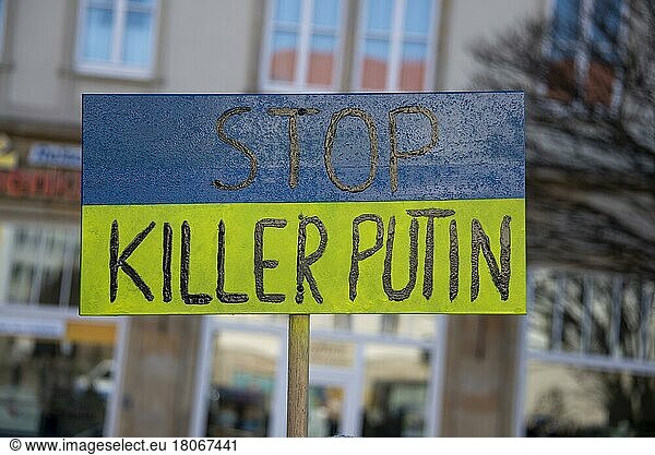 Protestplakat mit der Aufschrift Stop  Killer Putin  Demonstration gegen Ukraine-Krieg  Magdeburg  Sachsen-Anhalt  Deutschland  Europa
