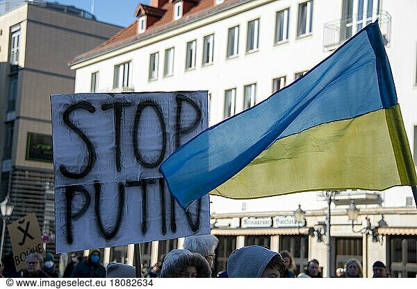 Protestplakat mit der Aufschrift Stop Putin  ukrainische Flagge  Demonstration gegen Ukraine-Krieg  Magdeburg  Sachsen-Anhalt  Deutschland  Europa