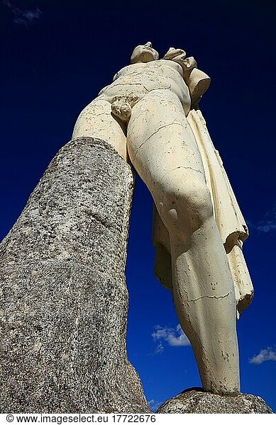 Provinz Sevilla  Santiponce  archäologische Ausgrabungsstätte Italica  heroische Skulptur des Kaisers Trajan  Andalusien  Spanien  Europa