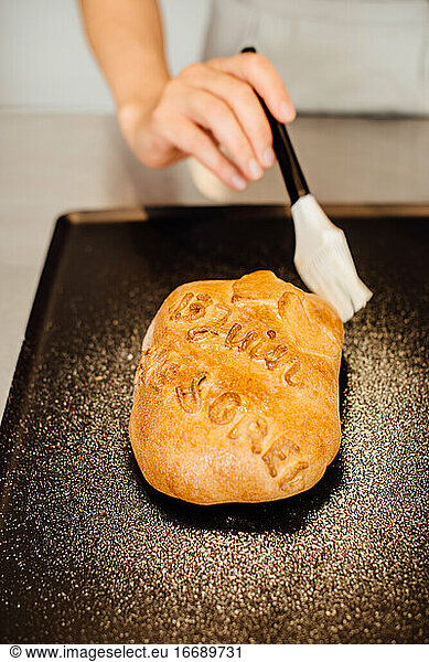 Prozess der Zubereitung von frischem Brot  Ernte an den Händen