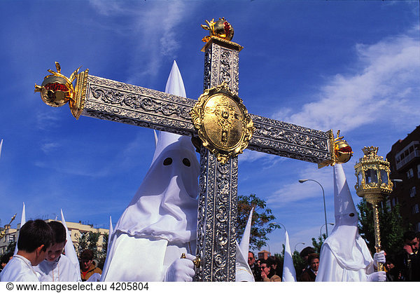 Prozession   Büßer mit Kreuz  Semana Santa   Karwoche   Ostern   Granada   Andalusien   Spanien   Europa