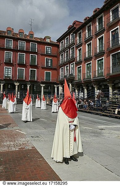 Prozessionsparade zur Predigt der Sieben Worte. Hauptplatz. Karfreitag. Karwoche in Valladolid. Kastilien und Leon. Spanien.