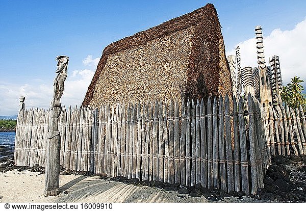 Pu'uhonua O Honaunau National Historic Park  Hale O Keawe rekonstruierter Tempel mit Holzschnitzereien  South Kona Coast  Big Island. Ki'i Totem Bilder Holz  in der Nähe von Wasser gewarnt  dass das Dock Kanus am Strand war für den ausschließlichen Gebrauch des Kopfes und seine Assistenten. Pu'uhonua. Honaunau National Historic Park. Big Island. Hawaii. Bis ins frühe 19. Jahrhundert konnten Hawaiianer  die gegen das Gesetz verstießen  der Todesstrafe entgehen  indem sie in eine Region an der Westküste flohen  die als pu'uhonua oder Zufluchtsort bekannt war  wo ihnen von einem Priester der Region vergeben wurde. Heutzutage ist dieser Zufluchtsort ein historisches Wahrzeichen  das vom Parkdienst geschützt wird. Er ist auch ein äußerst beliebtes Ausflugsziel für Urlauber auf der Big Island  und die Bilder machen deutlich  warum. Pu'uhonua o Honaunau ist nicht nur etwas für Geschichtsinteressierte  sondern auch für diejenigen  die ein Faible für Geschichte und Wissenswertes haben  denn hier gibt es auffällige Tempel  kunstvolle Holzschnitzereien und jede Menge Honu (Grüne Meeresschildkröten)  die auf dem Gelände leben. Und natürlich die atemberaubende Kulisse ? ? der Pu'uhonua o Honaunau National Historical Park befindet sich in der Nähe einiger der besten Schnorchelstrände von Big Island.