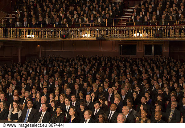Publikum im Theater sitzend
