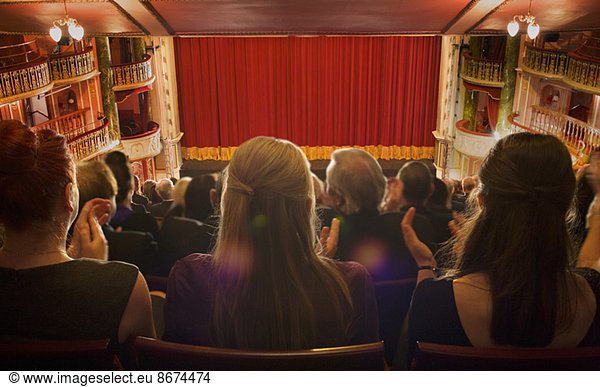 Publikum klatscht im Theater